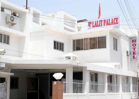 hotel-lalit-palace-namaste-dehradun